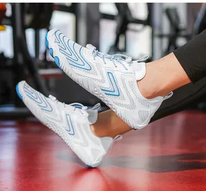 Scarpe acquatiche in mesh traspirante con dettagli blu e lacci elastici in palestra