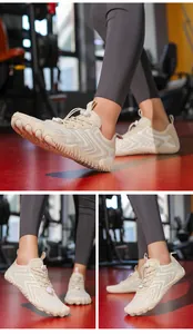 Dettaglio della tomaia in mesh traspirante e sistema di allacciatura rapida per scarpe