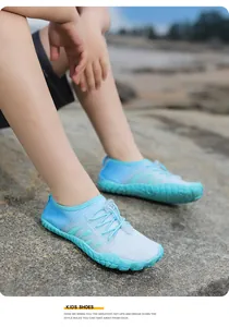 Kinder Outdoor-Wasserschuhe mit Schnellverschluss und Gummisohle auf Strandfelsen