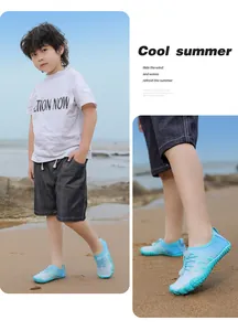 Nahaufnahme von Kinder-Wasserschuhen mit blauem Netzgewebe und Schnellschnürsystem für Strand