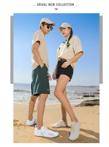 Scena in spiaggia con scarpe da scoglio ad asciugatura rapida e maglia traspirante unisex