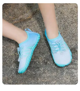 Detailansicht hellblauer Barfußschuh für Kinder mit rutschfester Gummisohle und Schnürzug