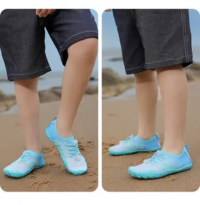 Details der blau verlaufenden Kinder-Wasserschuhe mit elastischen Schnürsenkeln und Mesh