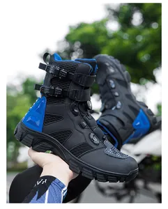 Detalle de botas tácticas de moto con tejido de malla y suela de goma antideslizante