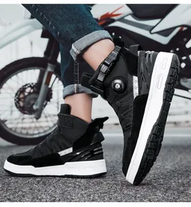 Motorradstiefel im Detail mit Drehverschluss-System und rutschfester Gummisohle für Herren