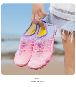 Details des pink-violetten Badeschuhs mit Schnellverschluss und rutschfester Sohle