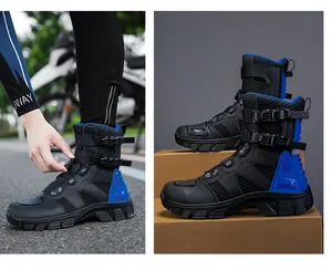Detalle de botas de moto de caña alta con hebillas mecánicas y toques de azul