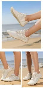 Dettaglio di scarpe da acqua beige a asciugatura rapida con suola in gomma antiscivolo