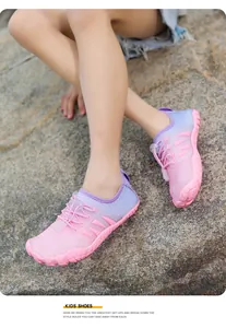 Nahaufnahme der rosa-violetten Kinder-Wasserschuhe mit Mesh und rutschfester Gummisohle
