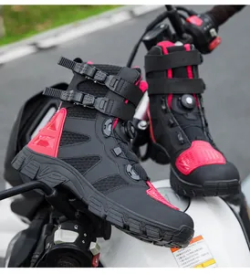 Primer plano de botas de moto con sistema de cierre rápido y protectores rojos de goma