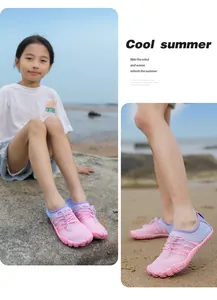 Detail von pink-violett verlaufenden Kinder-Watschuhen mit Schnellverschluss am Strand