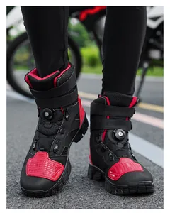 Detalle de botas de moto con almohadillas rojas y sistema de ajuste giratorio pro