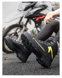 Détail des bottes moto Panyunhu montrant la semelle en caoutchouc et les accents jaunes