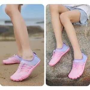 Kinder Wasserschuhe mit pinkem Farbverlauf, Kordelzug und rutschfester Gummisohle