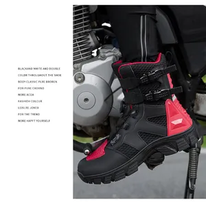 Detalle de botas impermeables de moto con protección de TPU y correas de cierre seguro