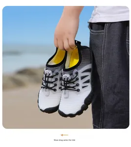 Nahaufnahme leichter Kinder-Wasserschuhe mit atmungsaktivem Mesh und Schnellverschluss