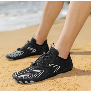 Dettaglio di scarpe da scoglio ad asciugatura rapida sulla spiaggia con suola antiscivolo
