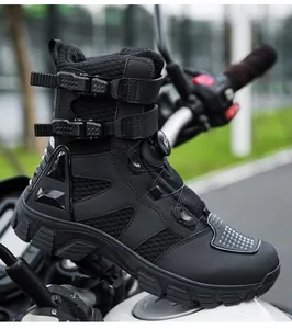 Detalle de botas de moto con hebillas de doble ajuste y sistema de cordones con perilla