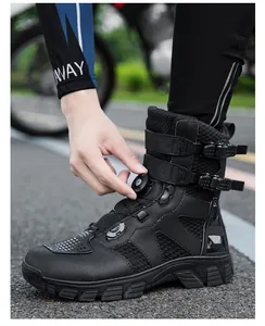 Detalle de bota de moto impermeable con sistema de cordones rápidos BOA y cierre de hebilla