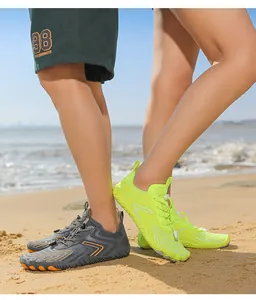 Scarpe acquatiche ad asciugatura rapida in mesh traspirante con lacci rapidi in spiaggia