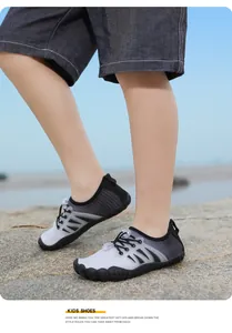 Kinder-Wasserschuhe mit Schnellschnürsystem und rutschfester Gummisohle am Strand
