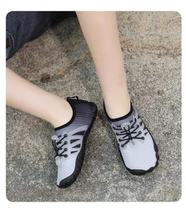 Detail von grauen Trekkingschuhen mit elastischem Schnellverschluss auf Naturgestein