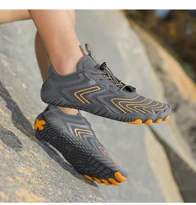 Dettaglio scarpe da scoglio ad asciugatura rapida con lacci elastici su rocce
