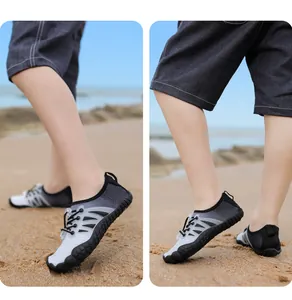 Detail von Outdoor-Watschuhen mit Mesh-Obermaterial und Kordelzug am Sandstrand