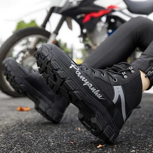 Bottes de moto noires imperméables avec semelles en caoutchouc et conception respirante