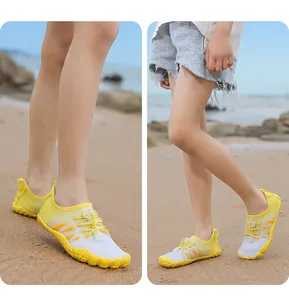 Details von gelben Kinder-Wasserschuhen mit schnelltrocknendem Netz und Gummisohle
