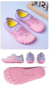 Detailansicht der rosa Barfußschuhe mit Schnellverschluss und rutschfester Gummisohle