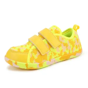 Scarpe a piedi nudi per bambini mimetiche gialle con doppio cinturino in velcro