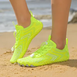 Scarpe acquatiche giallo fluorescente ad asciugatura rapida con mesh traspirante e gomma