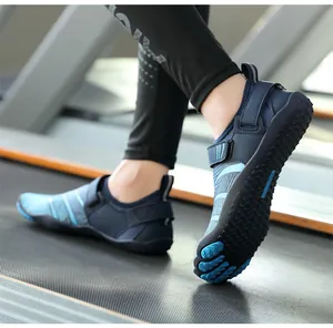 Vue détaillée de la semelle en caoutchouc souple à cinq orteils pour chaussures enfant