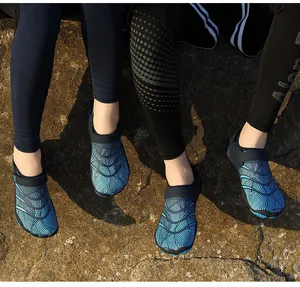 Détail extérieur des chaussures aquatiques pour enfants avec imprimé bleu et velcro