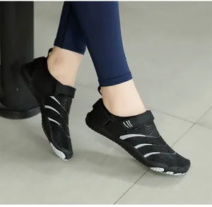 Vue détaillée de chaussures d'eau pieds nus noires avec semelle antidérapante et sangle velcro