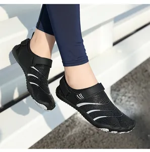 Détail de chaussures d'eau pour enfants avec velcro et motif de vagues blanches