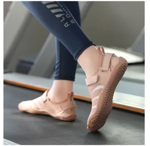 Chaussure pieds nus rose avec mesh et velcro sur tapis de course, montrant l'adhérence du sol