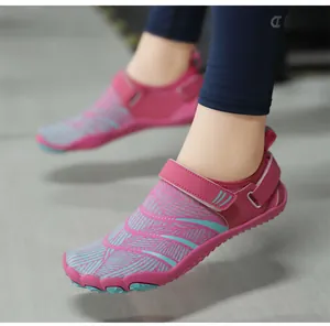 Détail de chaussures aquatiques enfant avec bande velcro et semelle en caoutchouc antidérapante