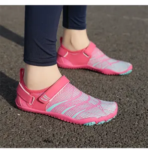 Détail de chaussures d'eau rose avec fermeture velcro et bout renforcé en caoutchouc durable