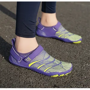 Vue portée de chaussures aquatiques violettes respirantes avec semelles en caoutchouc antidérapantes