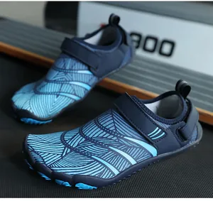 Détail de chaussures de plage à séchage rapide avec motifs vagues et bride velcro