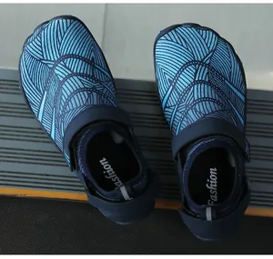 Vue de dessus de chaussures d'eau rayées bleues avec sangle réglable et boucle