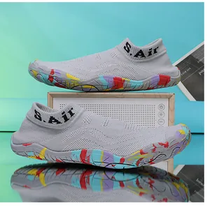 Dettaglio scarpe da scoglio grigie con suola graffiti e colletto in maglia S.air