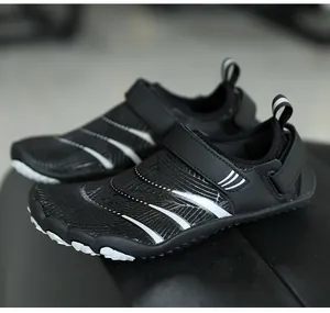 Détail de chaussure d'eau enfant avec semelle antidérapante et sangle ajustable