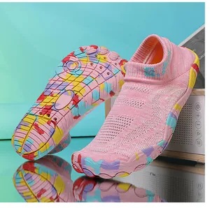 Scarpe acquatiche rosa ad asciugatura rapida con suola mimetica colorata e rete traspirante