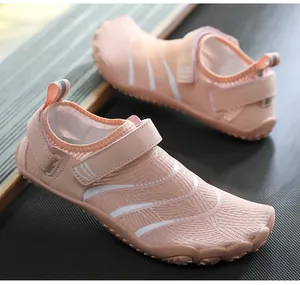Vue détaillée des chaussures de plage roses avec texture ondulée et sangle velcro