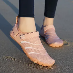 Chaussures de plage roses pour enfants avec motifs de feuilles et semelles antidérapantes