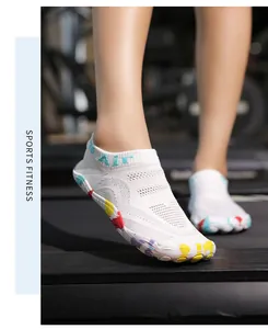 Dettaglio di scarpe acquatiche bianche a cinque dita con suola antiscivolo graffiti colorati