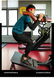 Action-Shot von schwarz-orangen Wasserschuhen mit rutschfester Sohle beim Fitnesstraining
